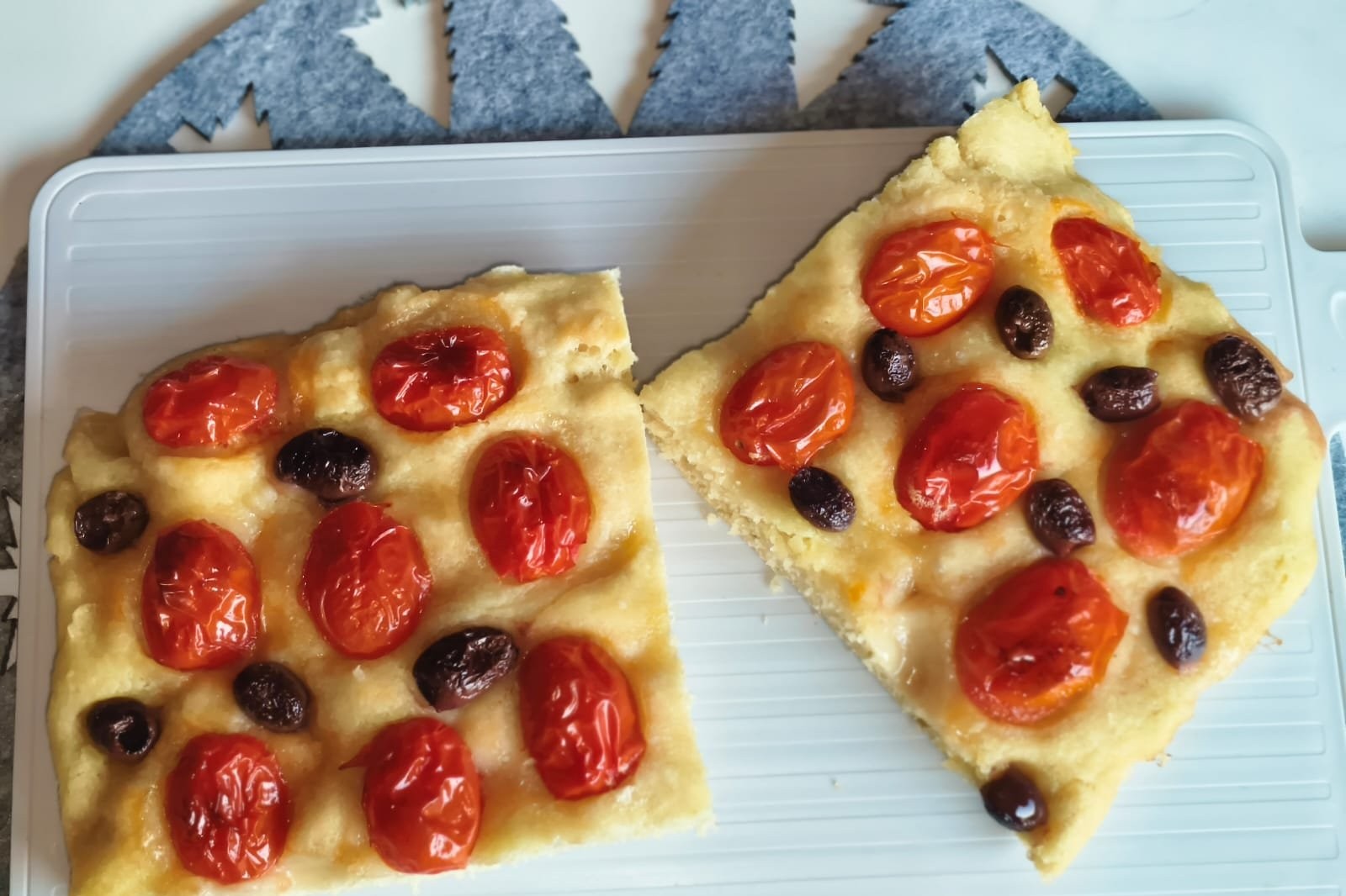Focaccia senza impasto con pomodorini ed olive in friggitrice ad aria