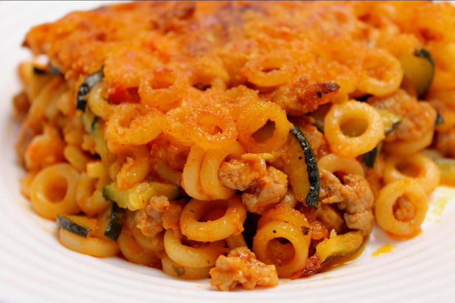 Anelletti siciliani con ragù di salsiccia, zucchine e provola