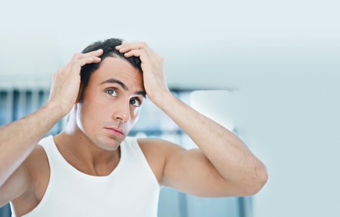Caduta dei capelli in autunno: come prevenirla ed i rimedi per l'uomo