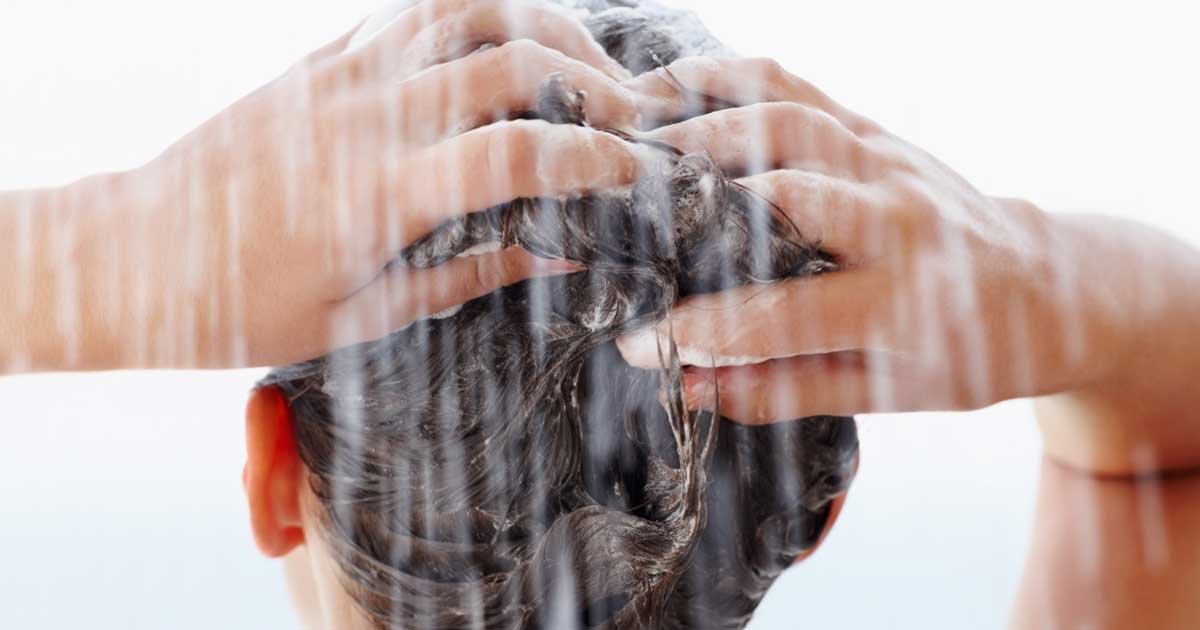 Usare uno shampoo per forfora secca può aiutare a risolvere il problema