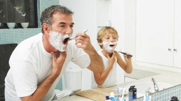 Come insegnare a tuo figlio a farsi la barba