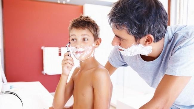 Come insegnare a tuo figlio a farsi la barba