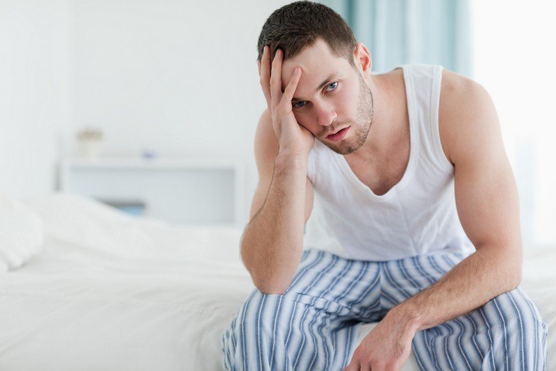 Uomo stressato con la sindrome premestruale maschile