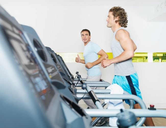 Allenamento aerobico o esercizi con i pesi: quale fare prima?
