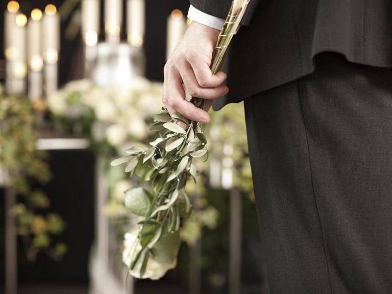Come vestirsi ad un funerale: i must per l'uomo
