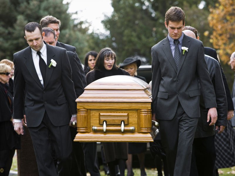 Come vestirsi ad un funerale: i must per l'uomo
