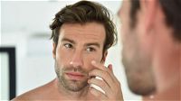 Pori dilatati sul viso: le cause ed i rimedi per l’uomo