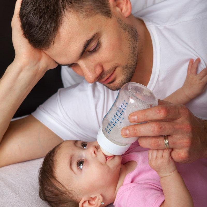 Quanto deve mangiare un neonato? Consigli per il papà inesperto
