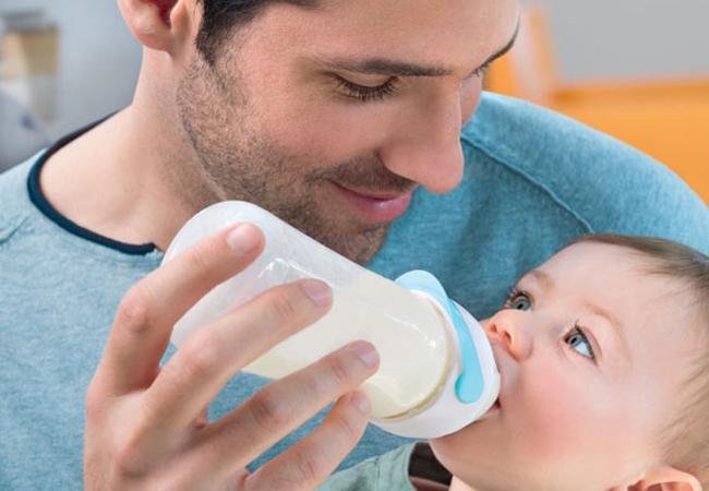 Quanto deve mangiare un neonato? Consigli per il papà inesperto
