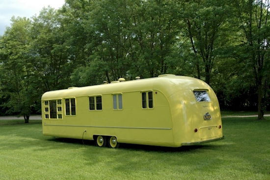 Sembra solo un camper abbandonato. Ma gli interni vi lasceranno senza parole!