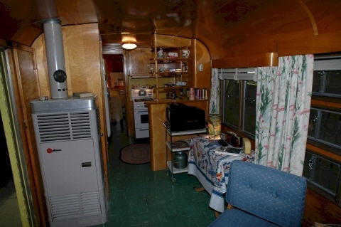 Sembra solo un camper abbandonato. Ma gli interni vi lasceranno senza parole!
