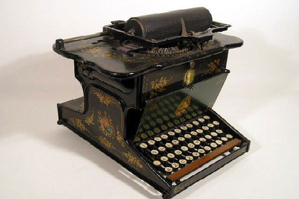 Perché le lettere sulle tastiere non sono in ordine alfabetico?
