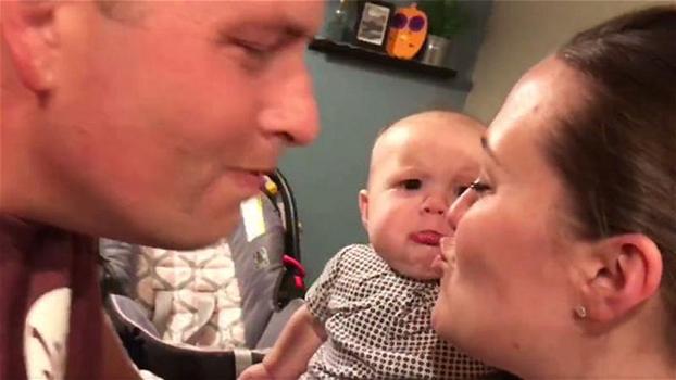 Questo papà bacia la moglie. La reazione della figlia è davvero dolcissima!