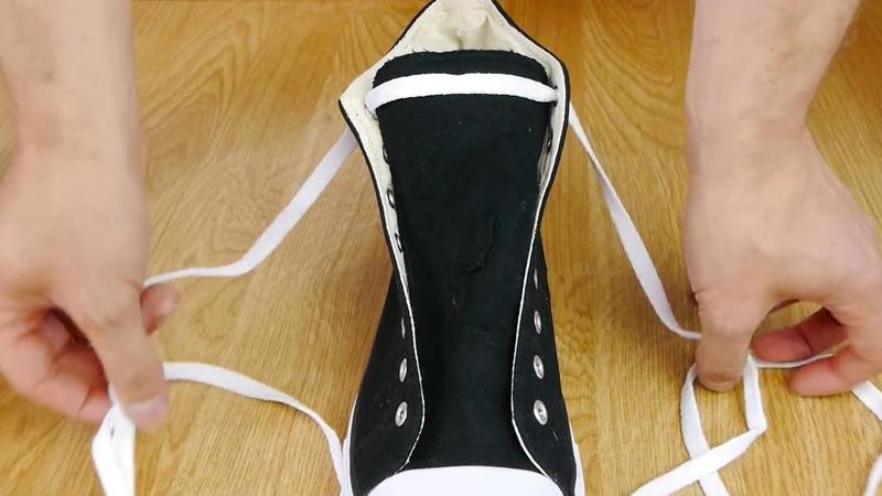 Allacciate ancora le scarpe con il fiocco? Ecco la tecnica più veloce e più semplice