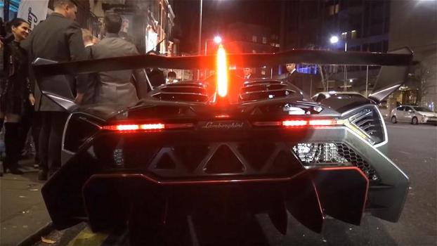 Una Lamborghini Veneno crea il caos nel centro di Londra