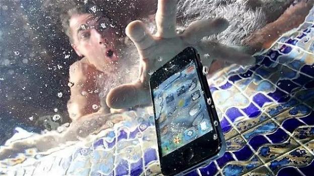 Quando lo smartphone cade in acqua, ecco i comportamenti salva telefono