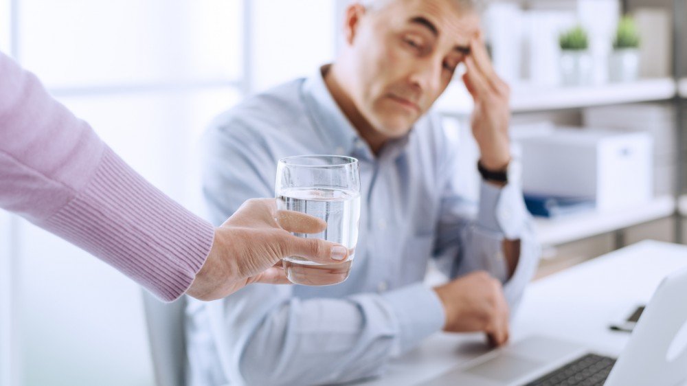 Come far passare il mal di testa: a volte può bastare anche solo un bicchiere d'acqua