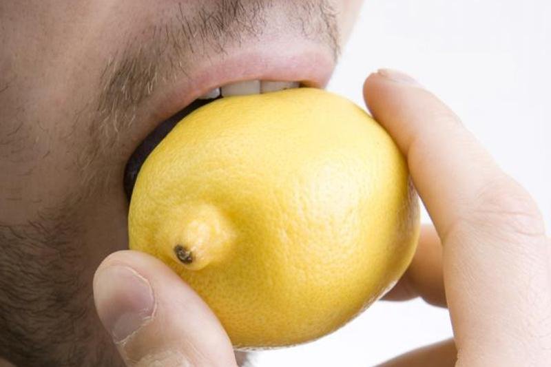 Mordere o strofinare la scorza del limone sui denti aiuta a sbiancarli