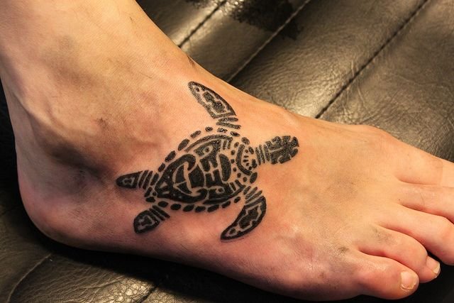 Questo simbolo si presta bene anche per chi vuole un tatuaggio piccolo sul piede