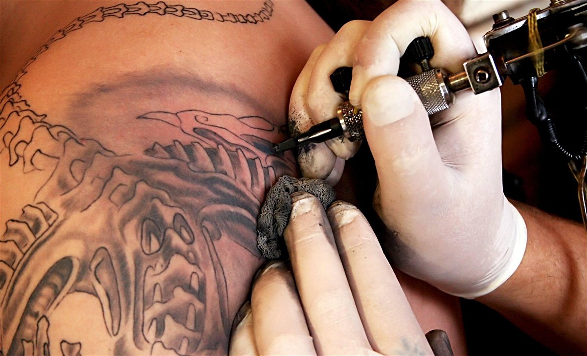 Tatuaggi maschili: meglio il professionista o il fai-da-te?