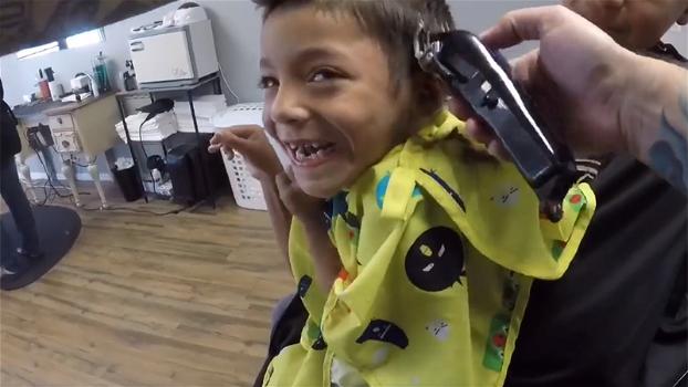 Un bimbo disabile non ama farsi tagliare i capelli ma questo barbiere diventa il suo migliore amico