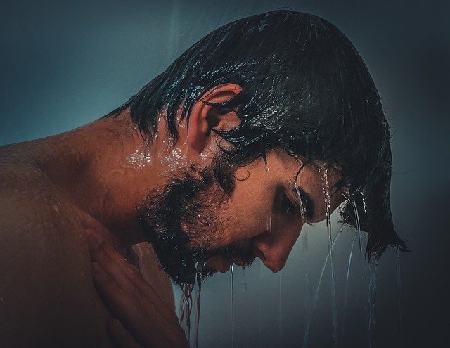 Un piccolo consiglio: sotto la doccia, prima applica il balsamo e poi lo shampoo