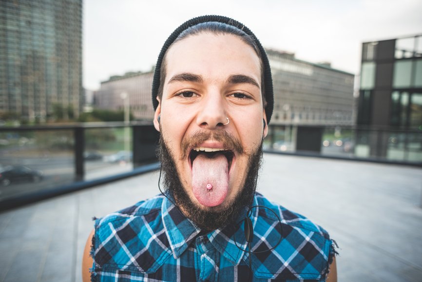 Il piercing sulla lingua è solo uno dei tanti piercing sul viso che si possono fare
