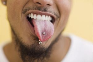 Piercing alla lingua – copertina