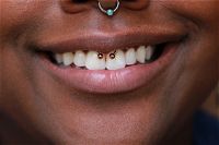 Smiley piercing per uomo: cos’è, costo e quanto fa male