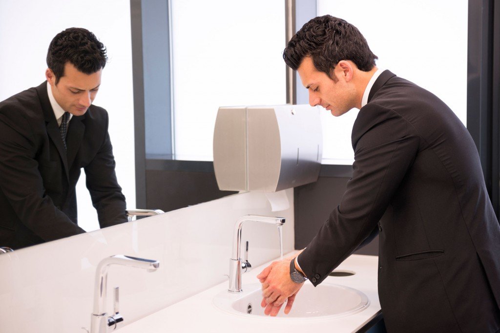 Lavare le mani dopo essere andati in bagno è fondamentale per ridurre il rischio di contagio