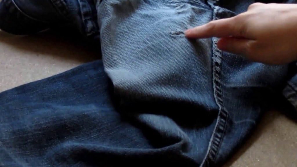 Come strappare i jeans: la prima cosa da fare è scegliere il pantalone da "invecchiare"