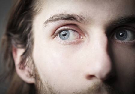 Ecco 8 cose che danneggiano seriamente i tuoi occhi: fai attenzione!