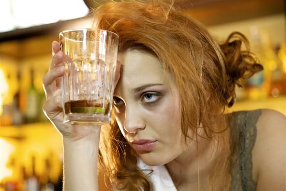 Avvelenamento da alcool: ecco i sintomi che dovete conoscere