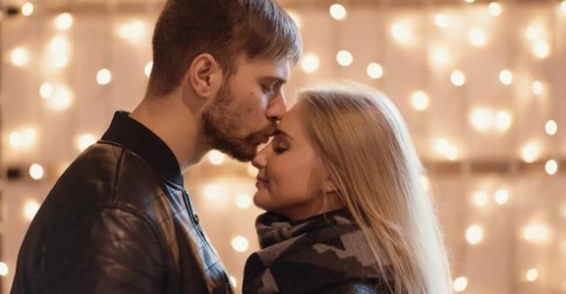 7 uomini spiegano cosa fanno le loro donne per farli innamorare, riuscendoci benissimo!