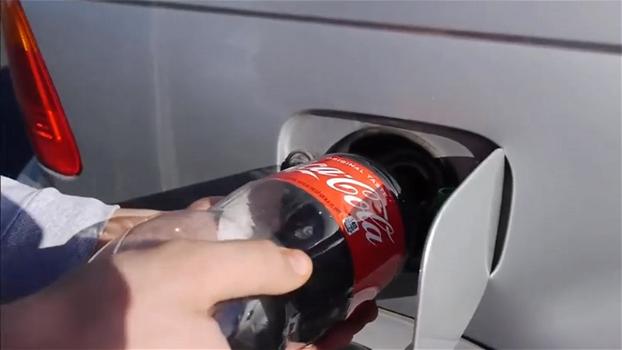 Versa la Coca Cola nel serbatoio della macchina: ecco il risultato di questo strano esperimento