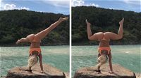 Fa ginnastica in riva al lago: i suoi esercizi acrobatici fanno impazzire tutti!