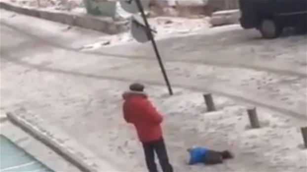 Il bimbo non riesce a stare in piedi sulla neve: la reazione del padre è scioccante!