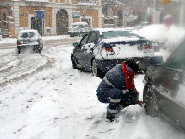 Guida all’uso delle catene da neve: dal montaggio alla velocità massima consentita