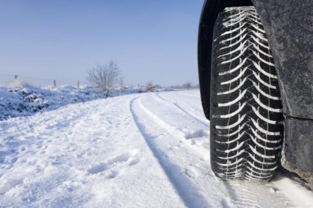 Guida all’uso delle catene da neve: dal montaggio alla velocità massima consentita