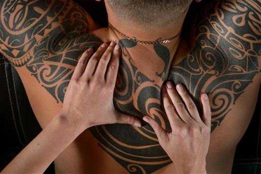 Tatuaggi tribali per uomo: significato dei simboli e dove farli