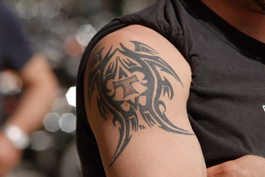 Il significato dei tatuaggi tribali è molto profondo come la loro storia
