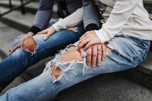 Come strappare i jeans da uomo: tutorial fai da te