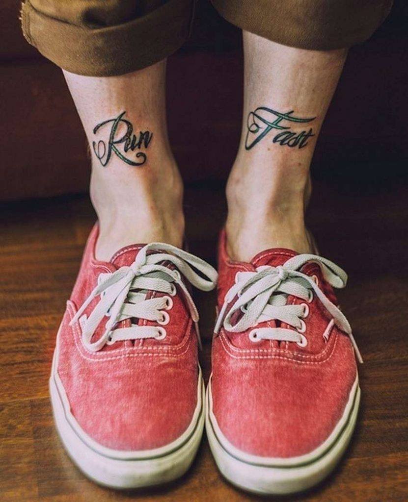 Scritte, simboli o fasce piene: i tatuaggi alla caviglia sono molto gettonati