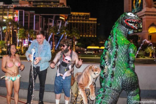 Compra modello in scala di Godzilla per 8 dollari: ecco cosa se ne fa. Fantastico!