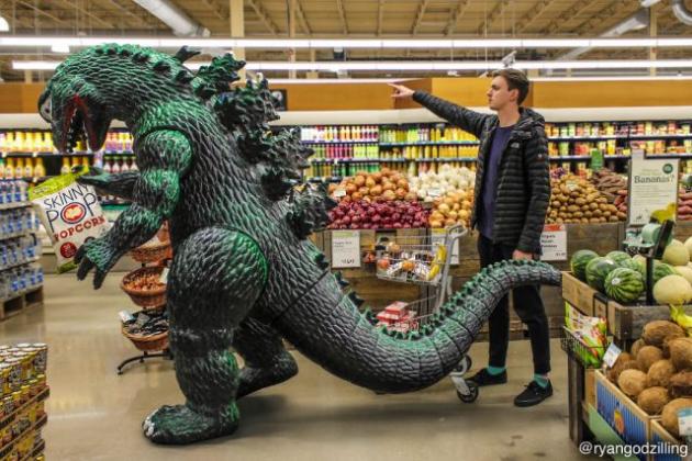 Compra modello in scala di Godzilla per 8 dollari: ecco cosa se ne fa. Fantastico!