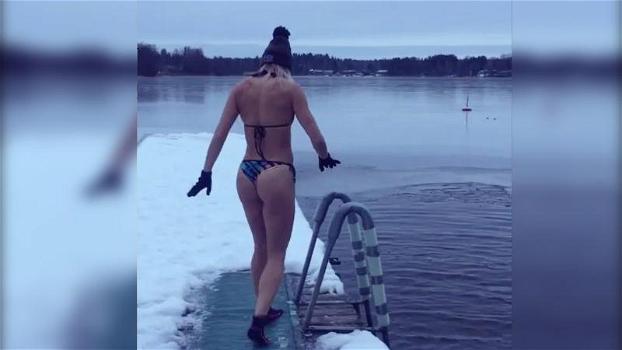 Indossa solo un bikini e si dirige verso il lago ghiacciato. Quello che fa lascia tutti basiti!