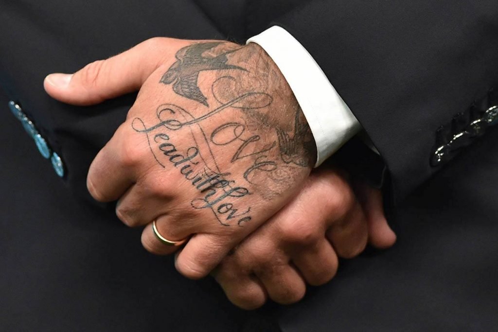 Tatuaggi sulle mani: le scritte vanno per la maggiore