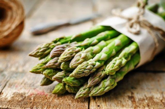 Gli asparagi sono uno dei cibi che causano un odore sgradevole delle urine, a causa della presenza di alcuni gruppi sulfurei e dell'acido aspartico