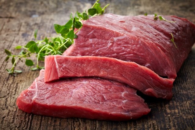 L'ingestione di carne cruda è una delle possibili cause dell'infezione da parte del parassita intestinale