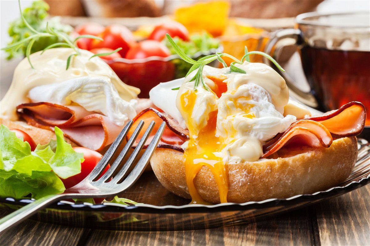 La colazione dovrà prevedere un buon apporto di carboidrati complessi e proteine.